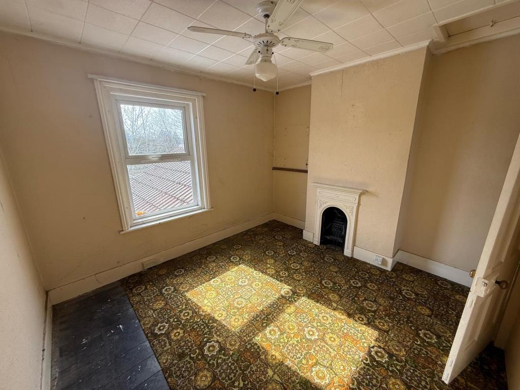Lot: 114 - MID-TERRACE HOUSE FOR IMPROVEMENT - Bedroom 2